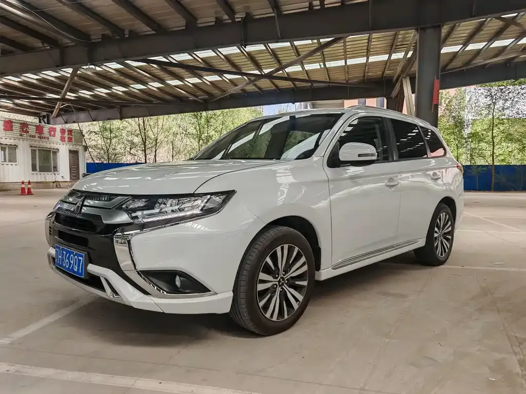 Mitsubishi Outlander 2023 из CN, фото 10