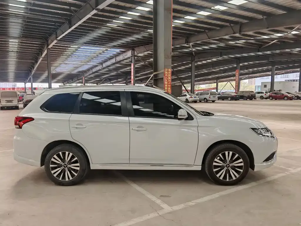 Mitsubishi Outlander 2023 из CN, фото 7