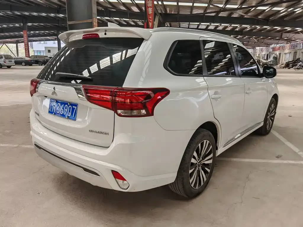 Mitsubishi Outlander 2023 из CN, фото 4