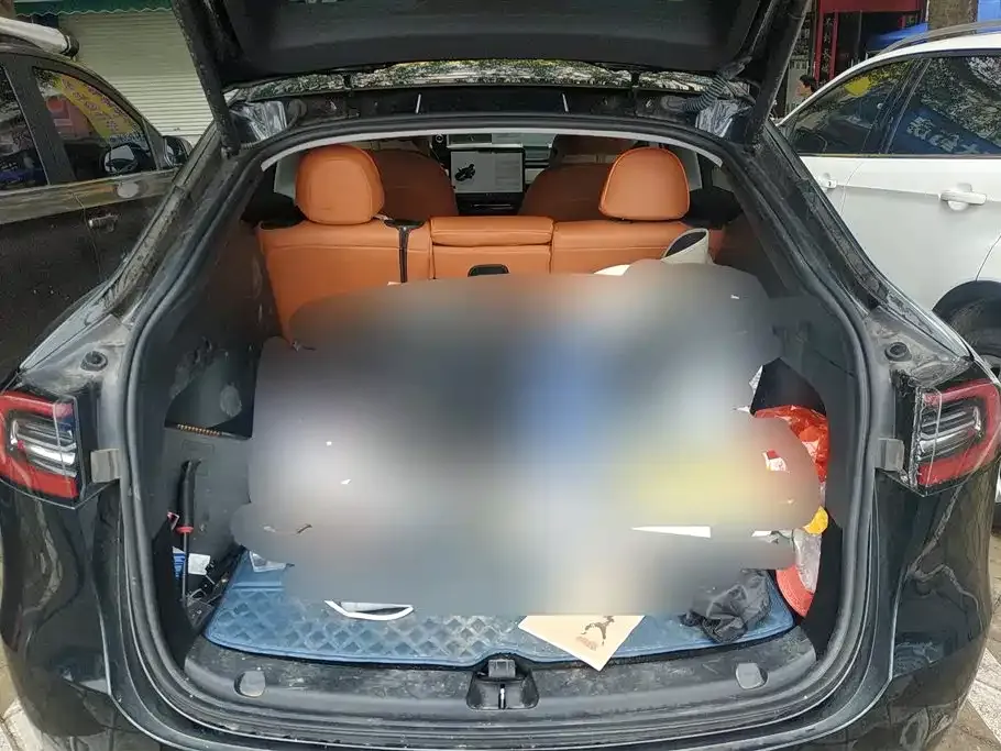 Tesla Model Y — фото 10
