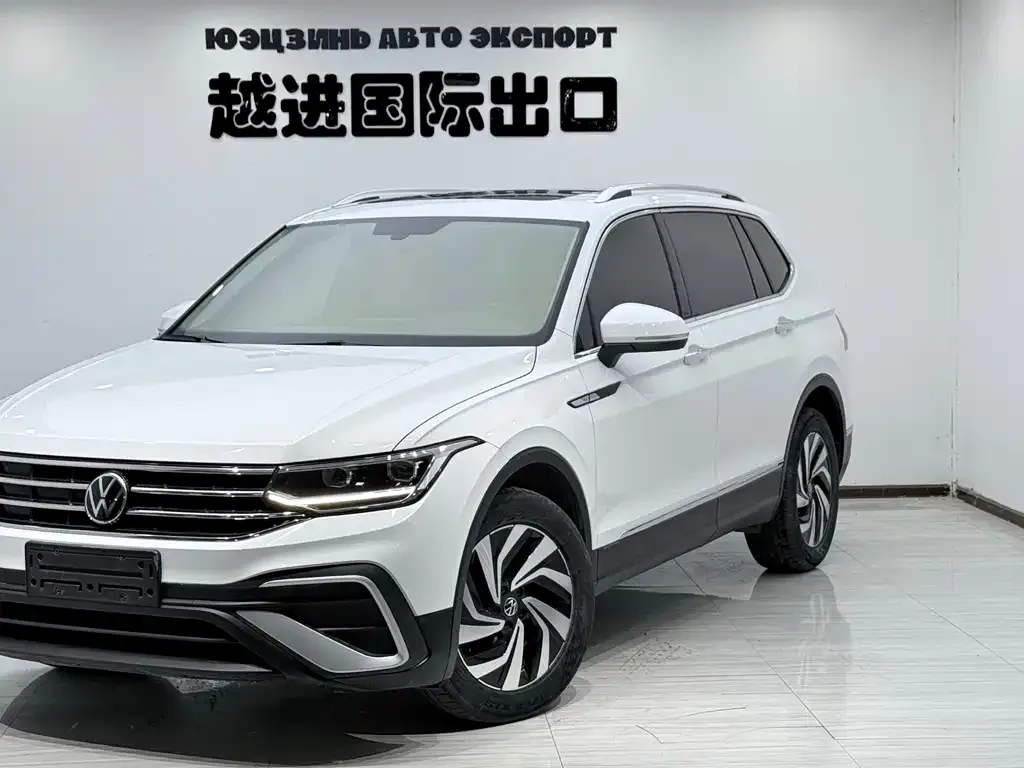 Volkswagen Tiguan L — фото 1