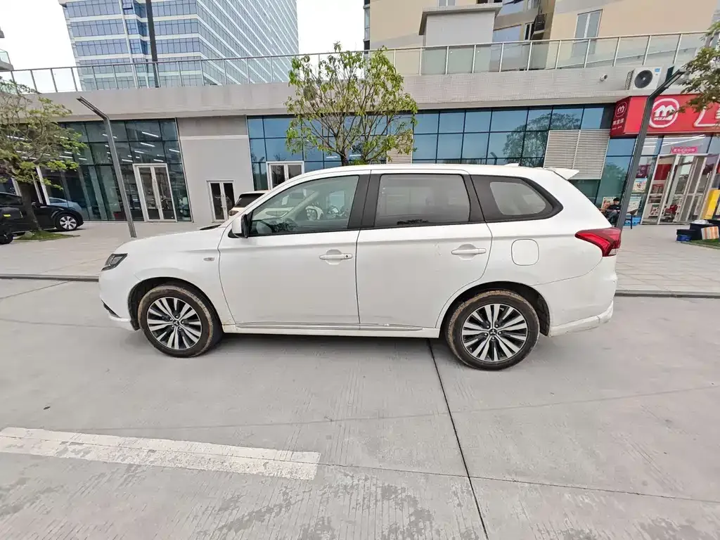 Mitsubishi Outlander 2021 из CN, фото 4