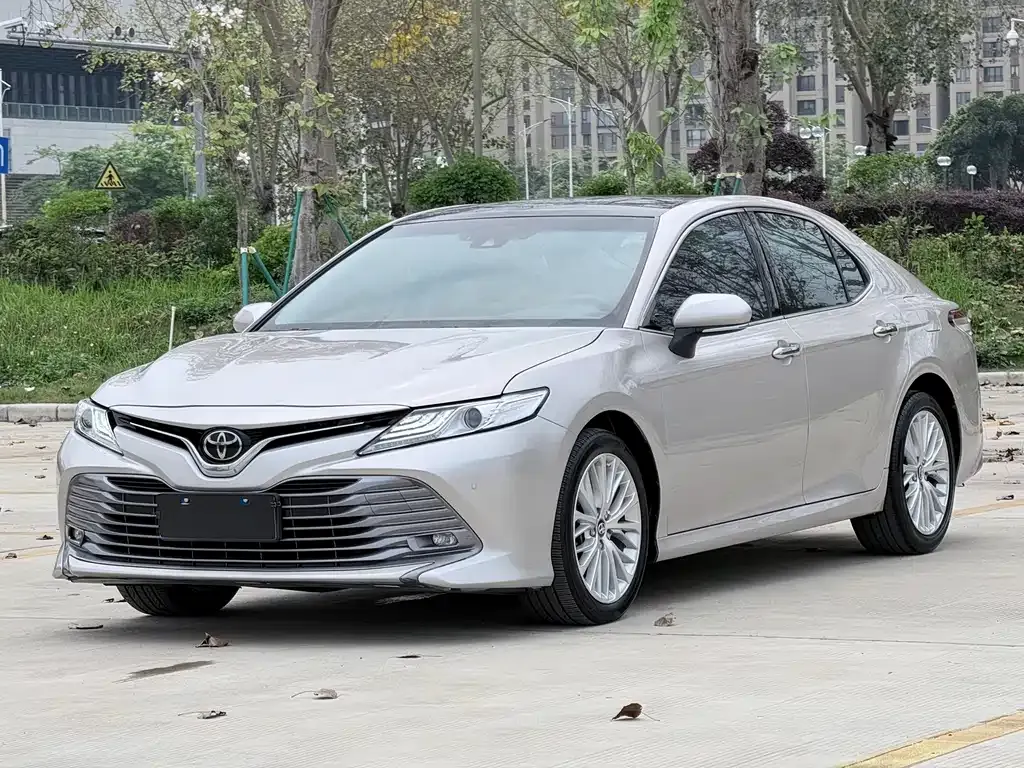 Toyota Camry — фото 1