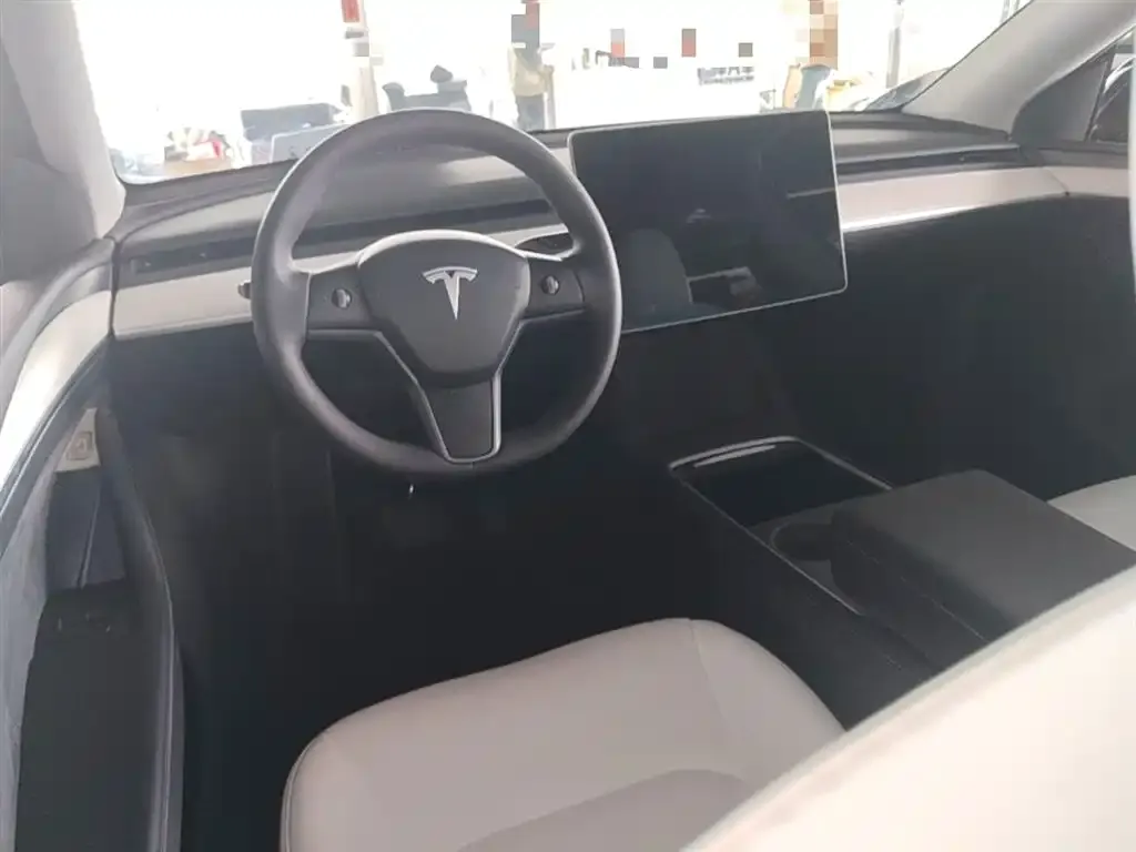 Tesla Model Y — фото 8