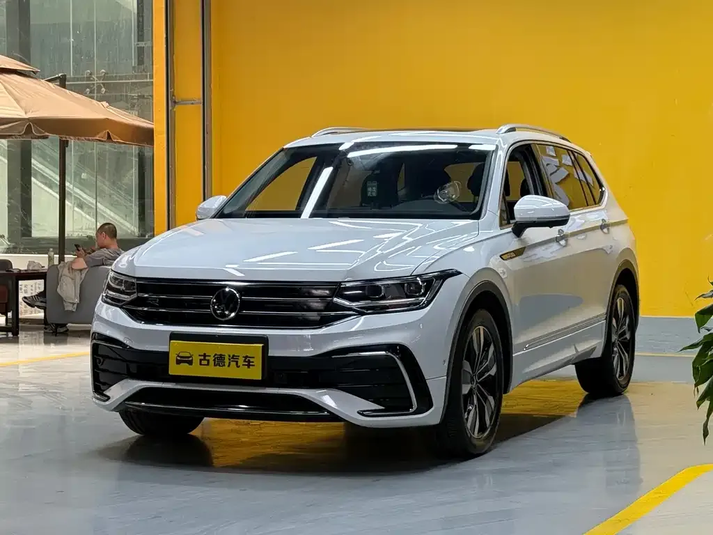 Volkswagen Tiguan L — фото 1