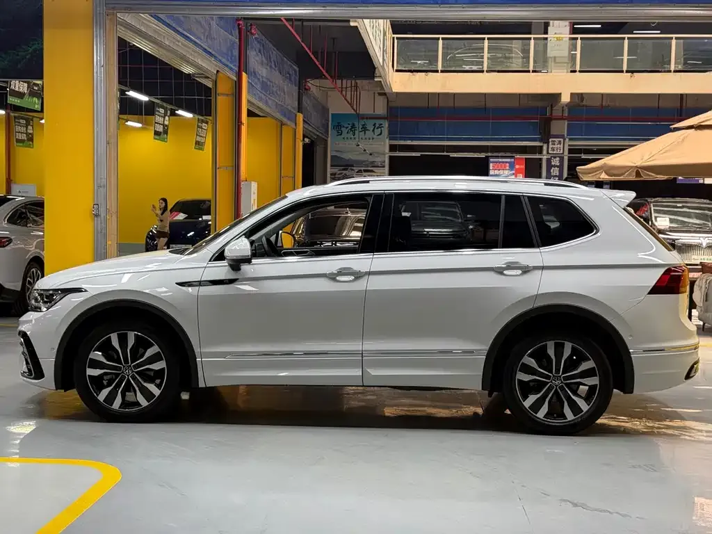 Volkswagen Tiguan L — фото 7