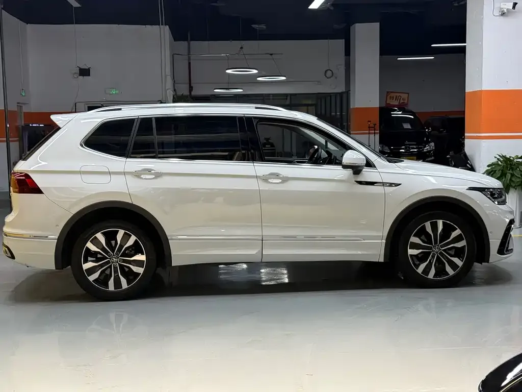 Volkswagen Tiguan L — фото 4