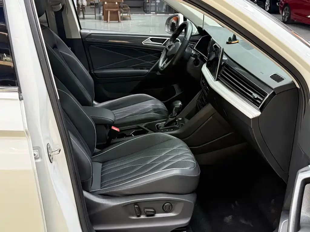 Volkswagen Tiguan L — фото 10