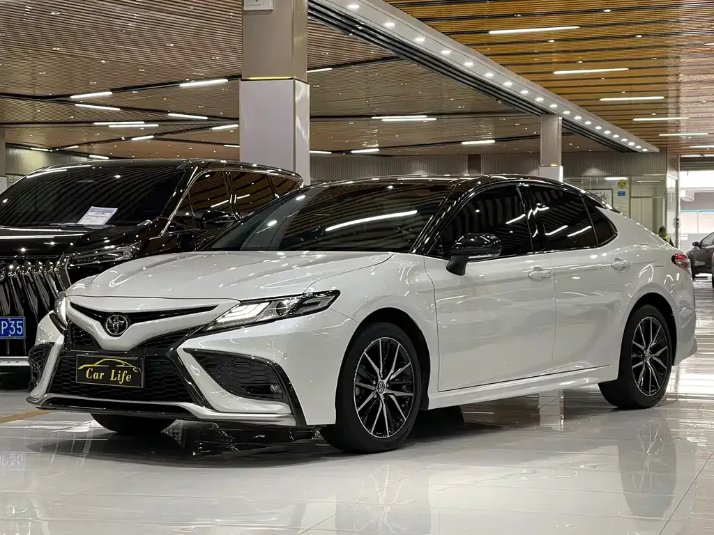 Toyota Camry — фото 1