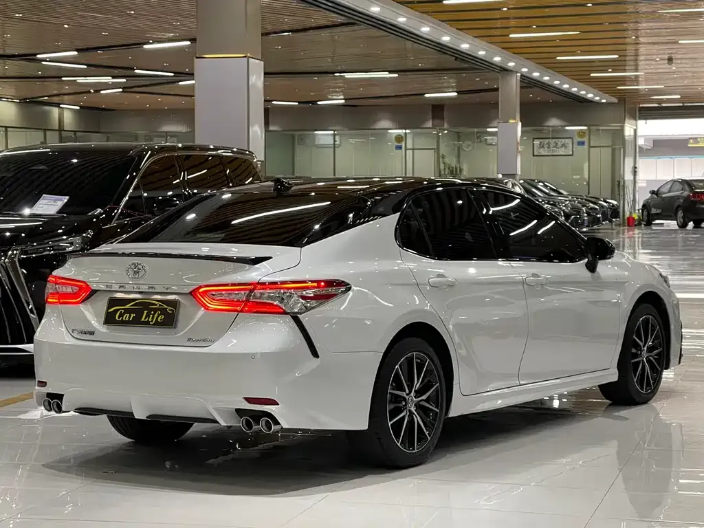 Toyota Camry — фото 10