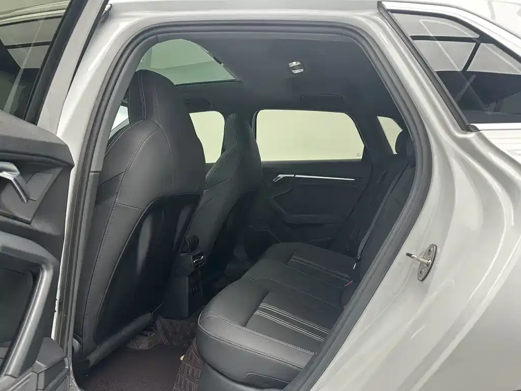 Audi A3 2023 из CN, фото 2