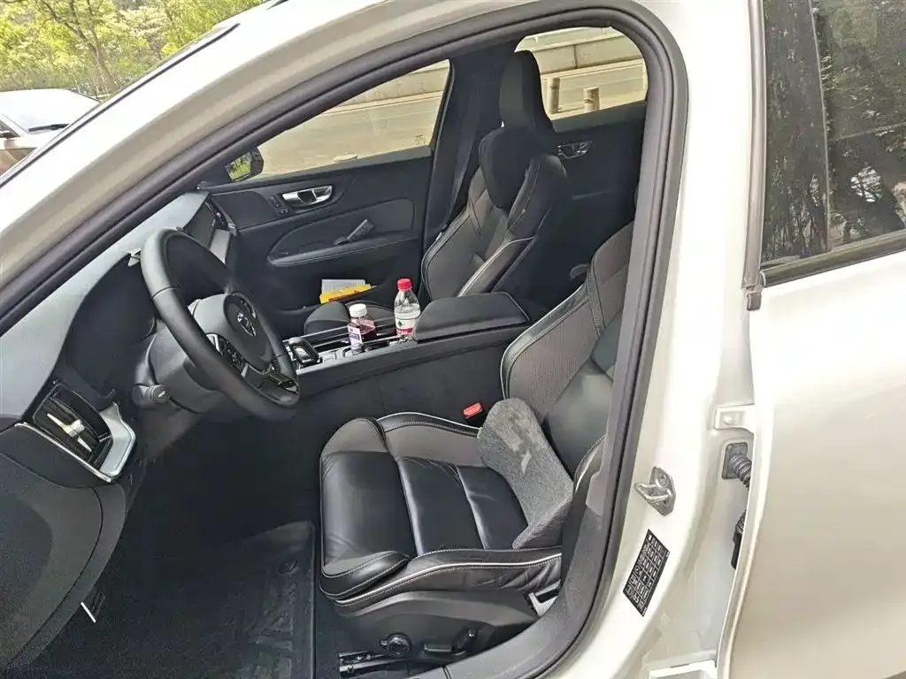 Volvo V60 2022 из CN, фото 6