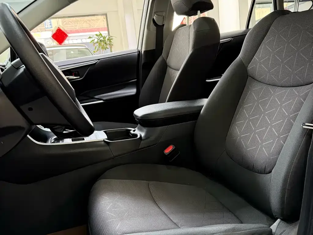 Toyota RAV4 — фото 7