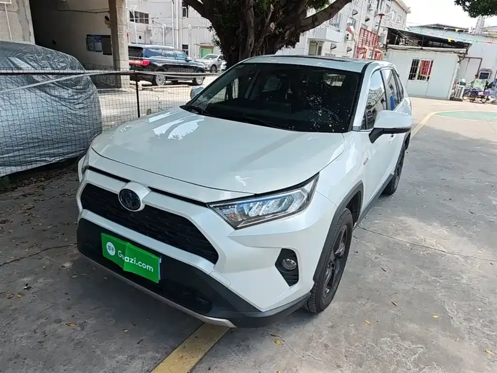 Toyota RAV4 — фото 1