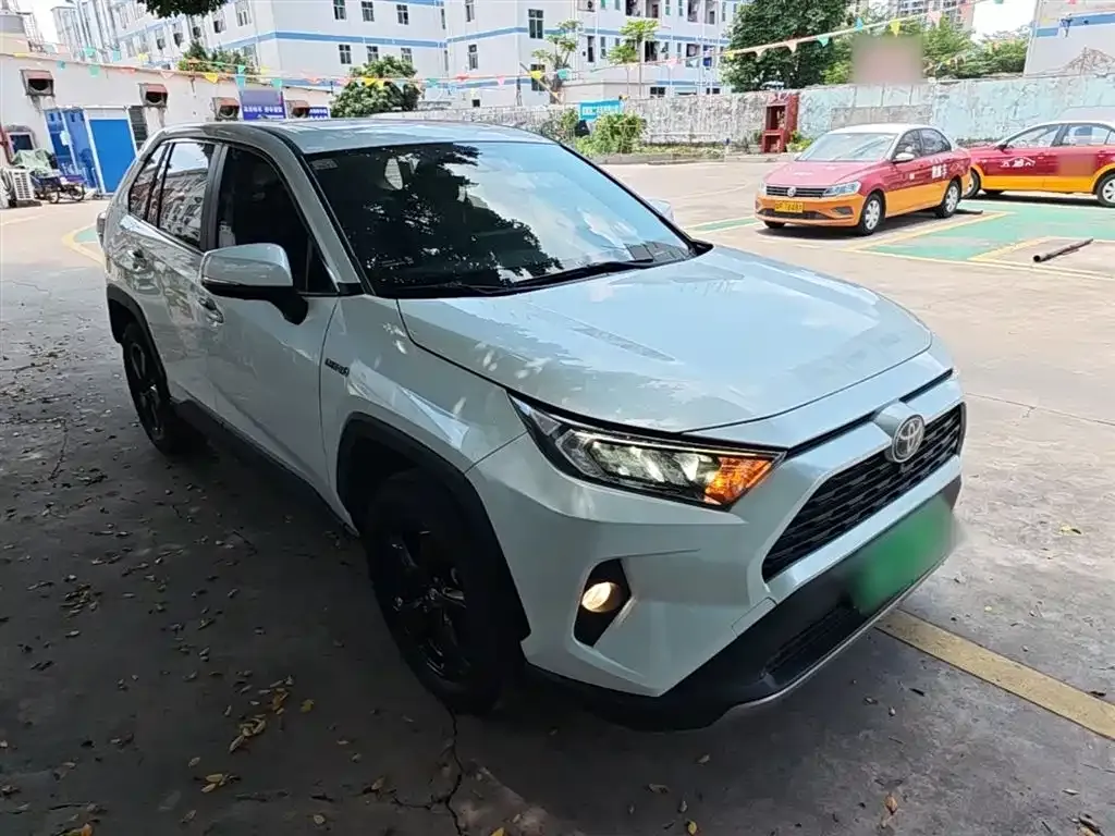 Toyota RAV4 — фото 4