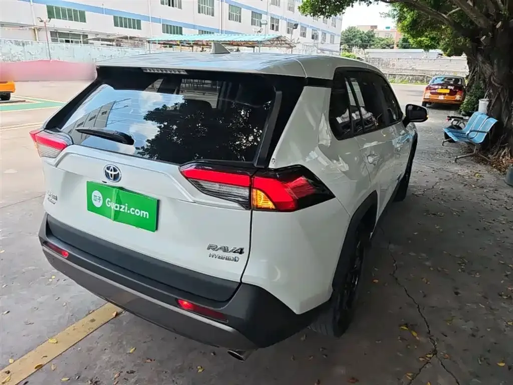 Toyota RAV4 — фото 10