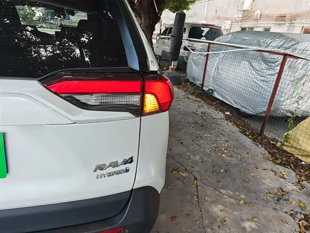 Toyota RAV4 — фото 3