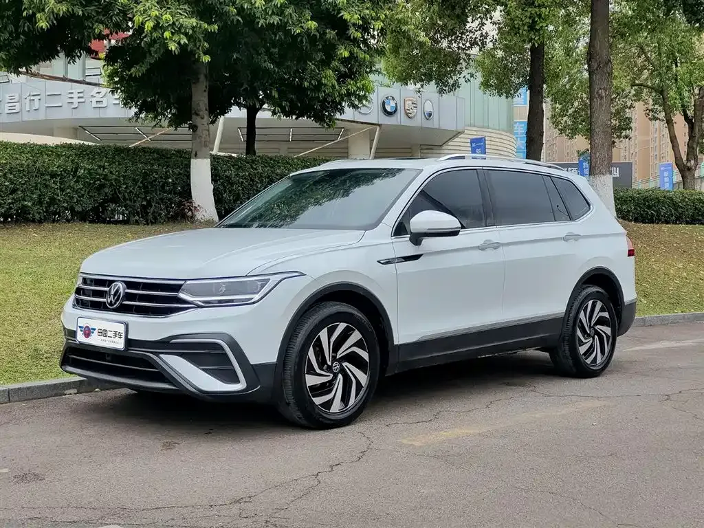 Volkswagen Tiguan L — фото 1