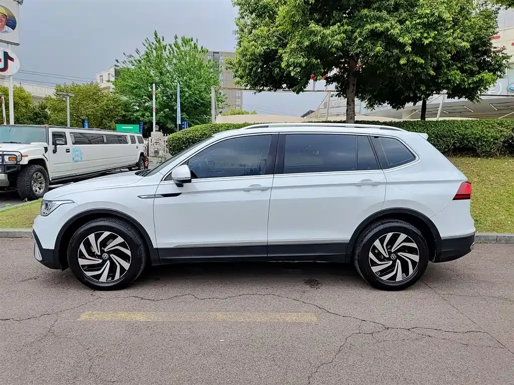Volkswagen Tiguan L — фото 10