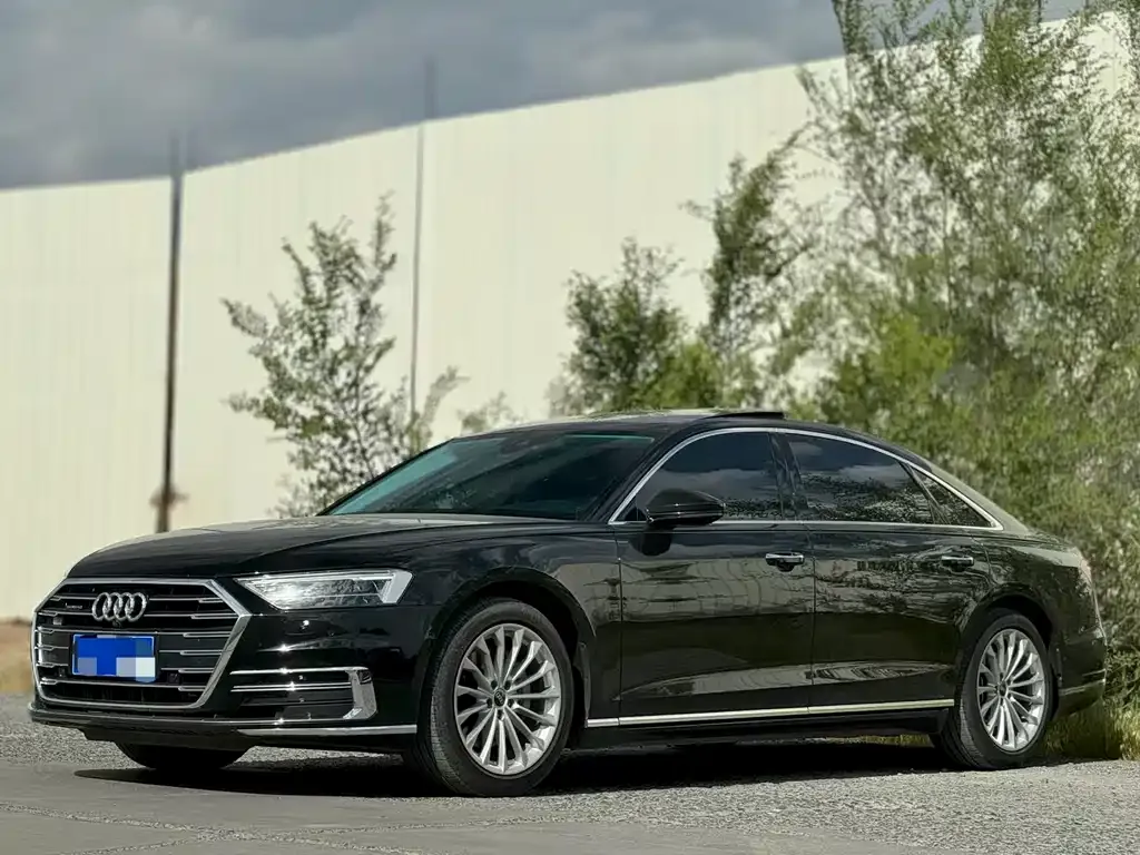 Audi A8 — фото 1