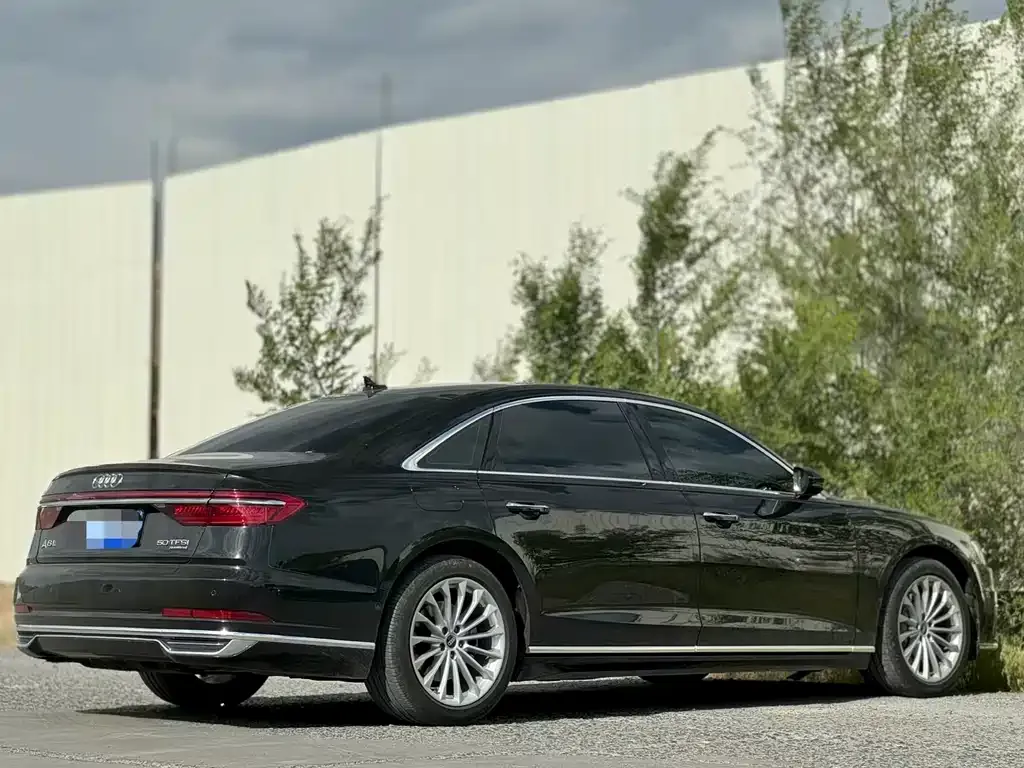 Audi A8 — фото 9
