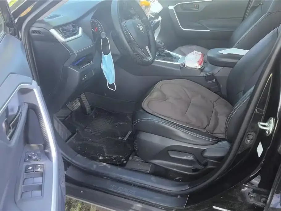 Toyota RAV4 2023 из CN, фото 3