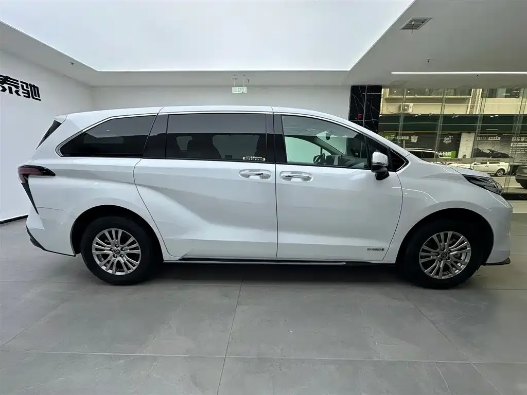 Toyota Sienna 2023 из CN, фото 2