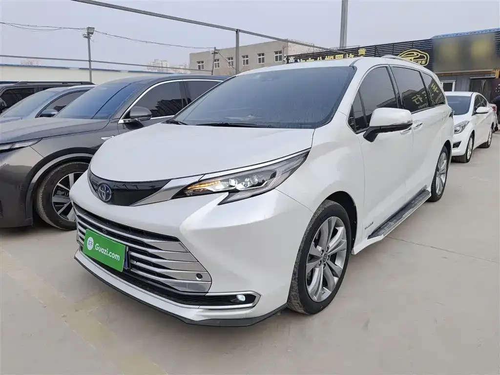 Toyota Sienna — фото 1