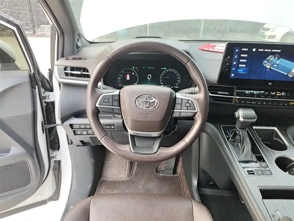Toyota Sienna — фото 3