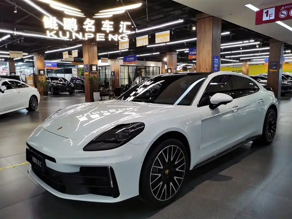 Porsche Panamera — фото 1