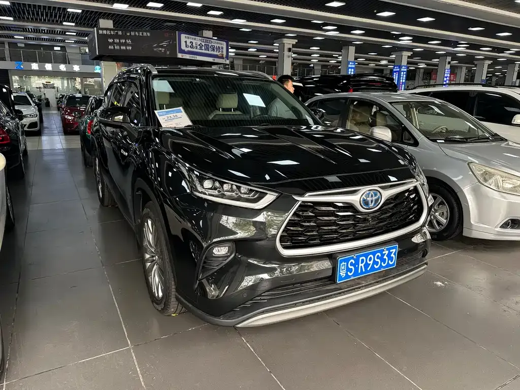 Toyota Highlander — фото 1