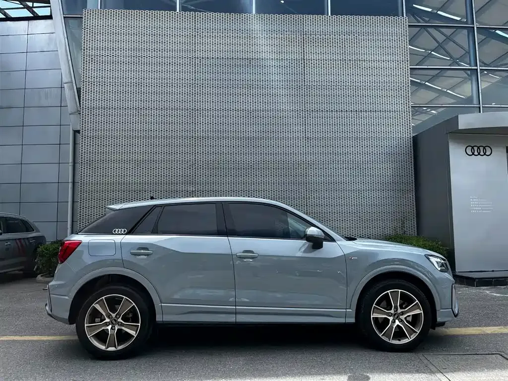 Audi Q2L — фото 10