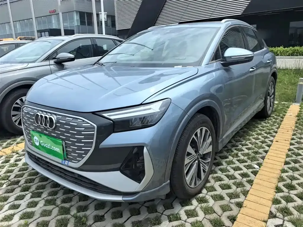 Audi Q4 e-tron — фото 1