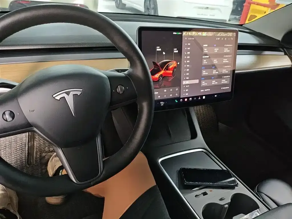 Tesla Model 3 — фото 8