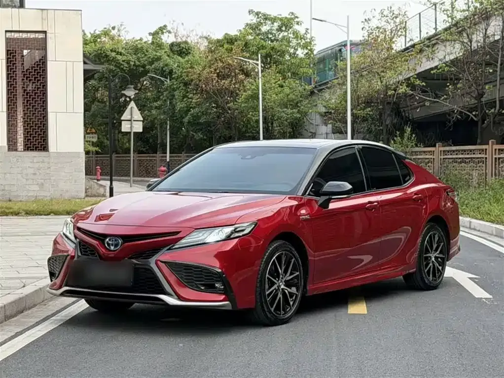 Toyota Camry — фото 1