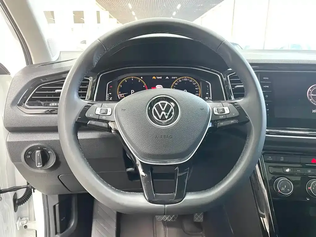 Volkswagen T-Roc — фото 7