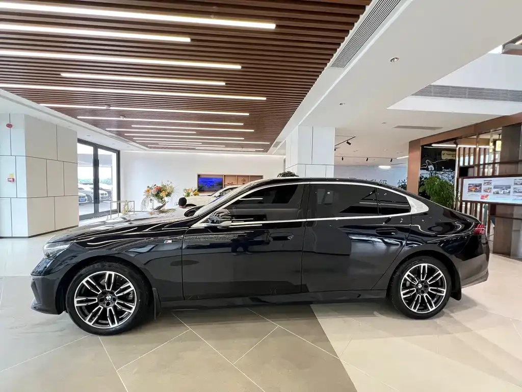 BMW 5 Series — фото 10