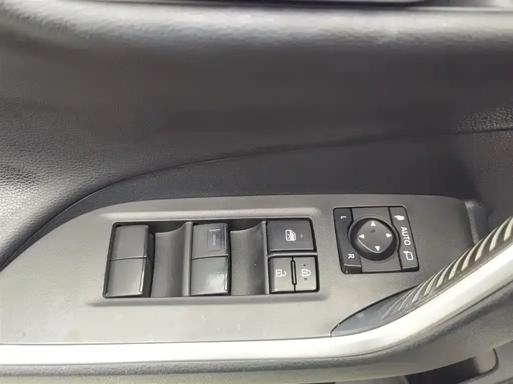 Toyota RAV4 — фото 6
