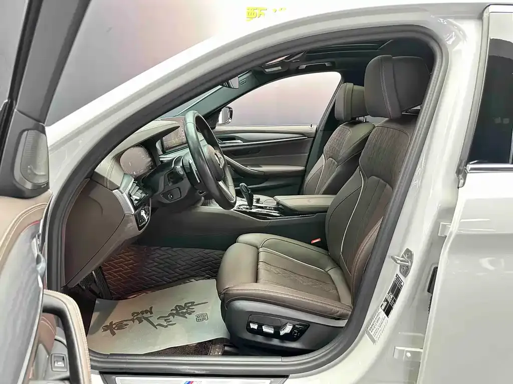 BMW 5 Series 2023 из CN, фото 4