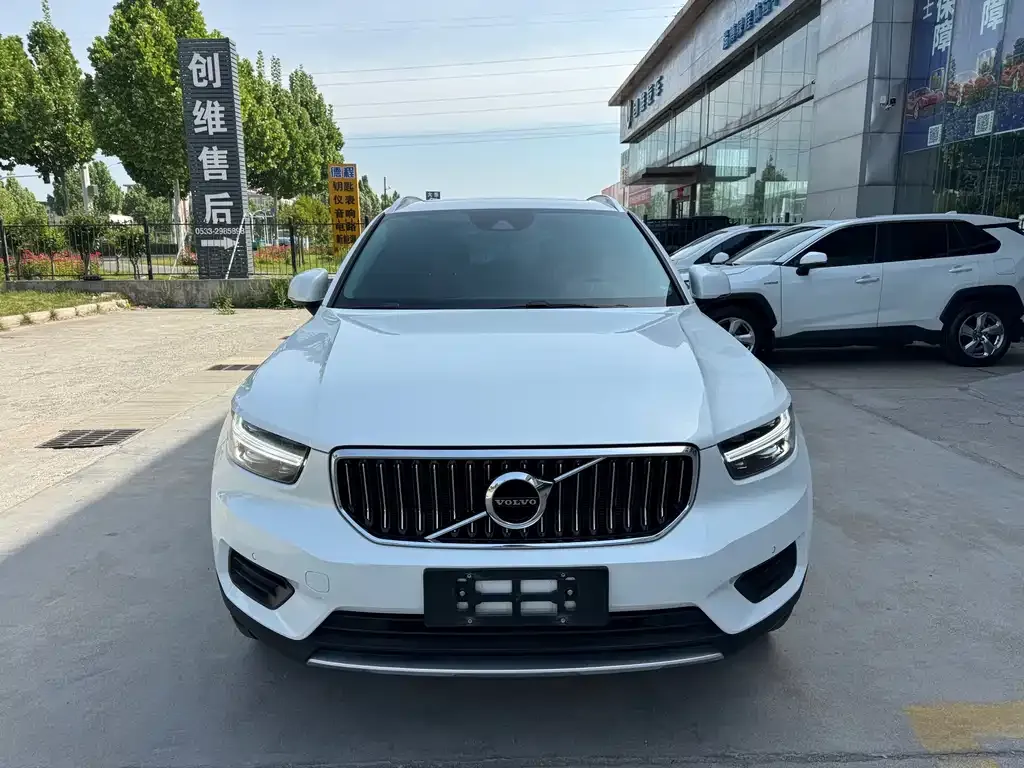 Volvo XC40 — фото 9