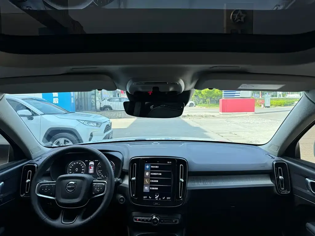 Volvo XC40 — фото 10