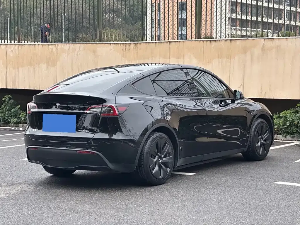 Tesla Model Y — фото 5