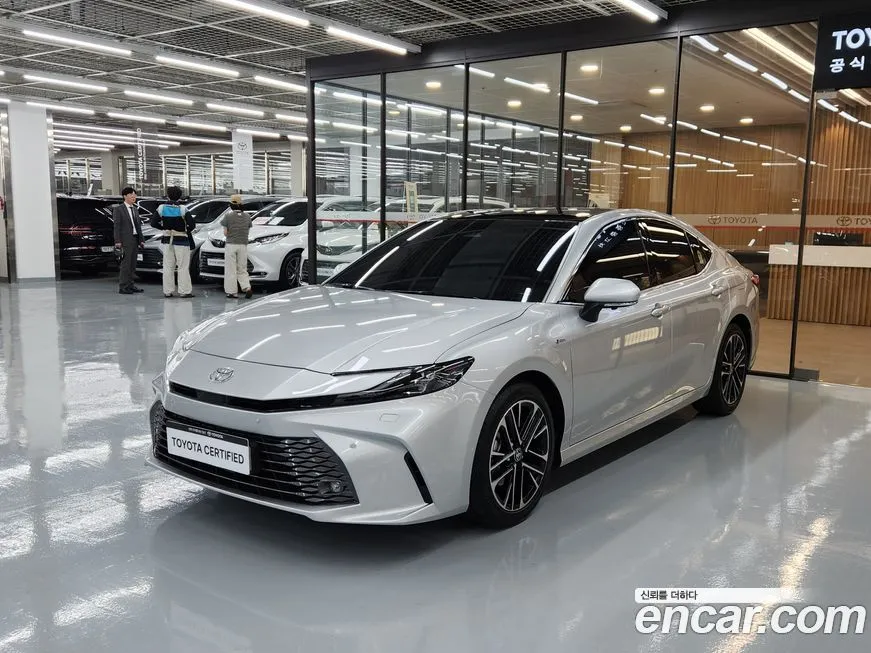 Toyota Camry 2.5 XLE Premium Hybrid 1