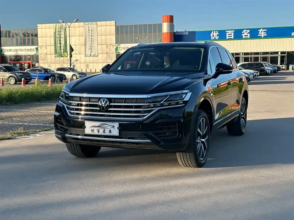 Volkswagen Touareg — фото 1