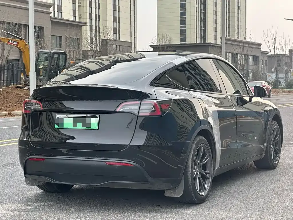 Tesla Model Y — фото 8