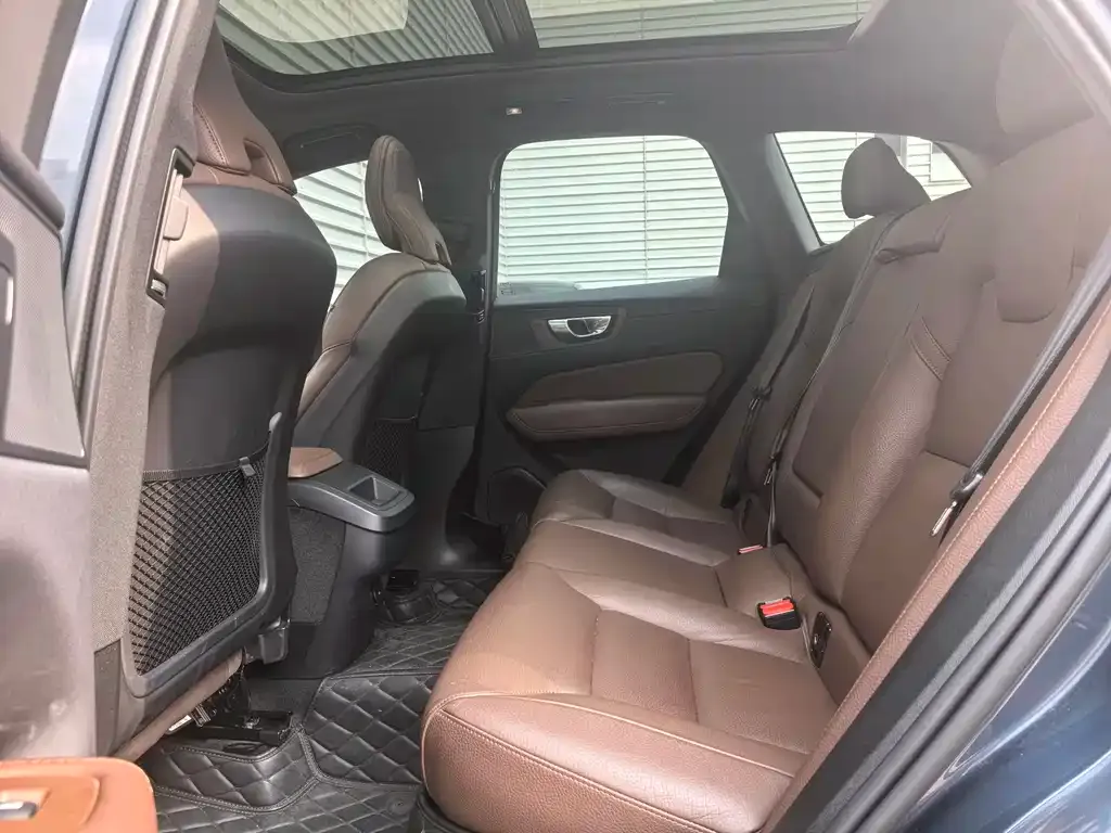 Volvo XC60 — фото 10