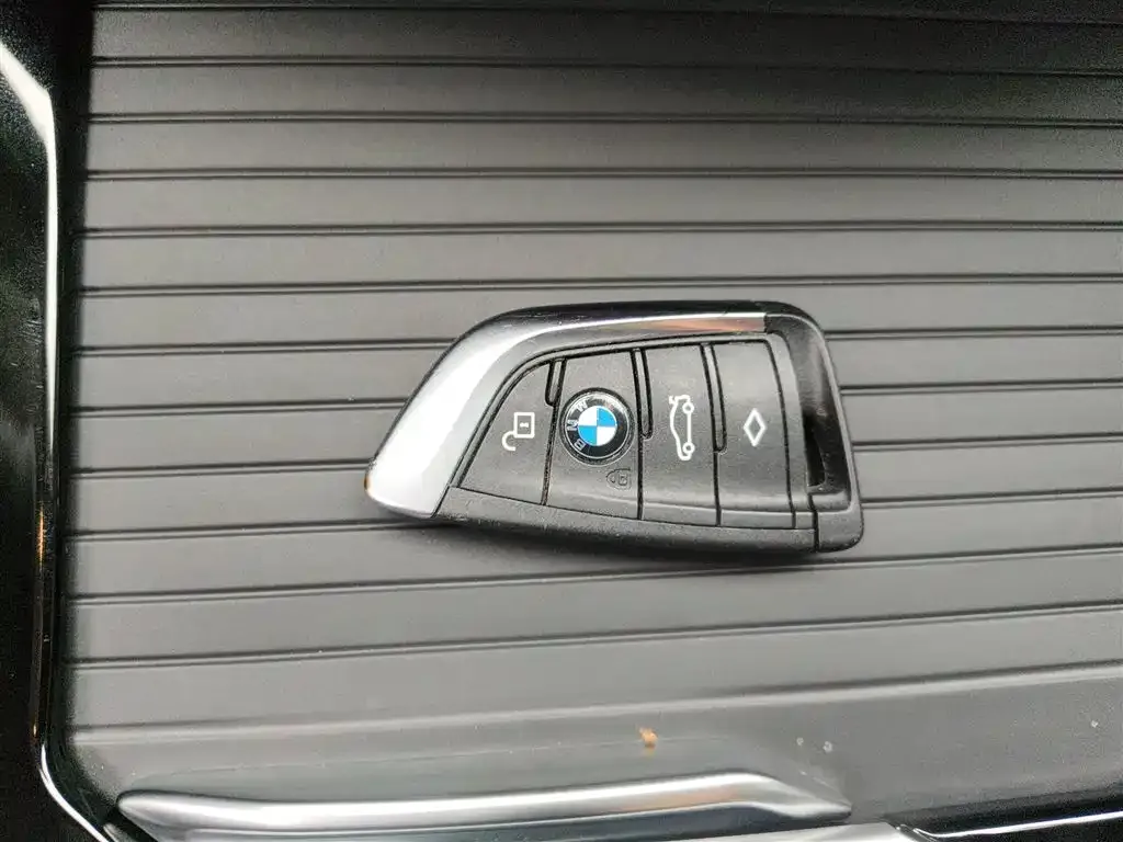 BMW iX3 — фото 10