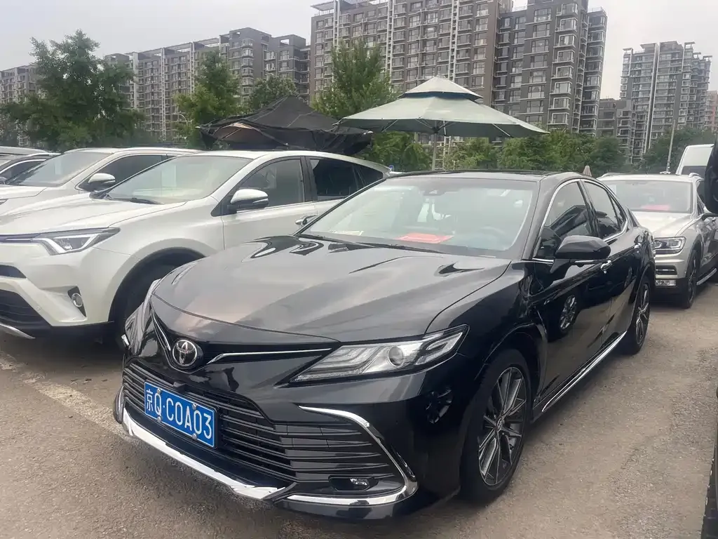 Toyota Camry — фото 1