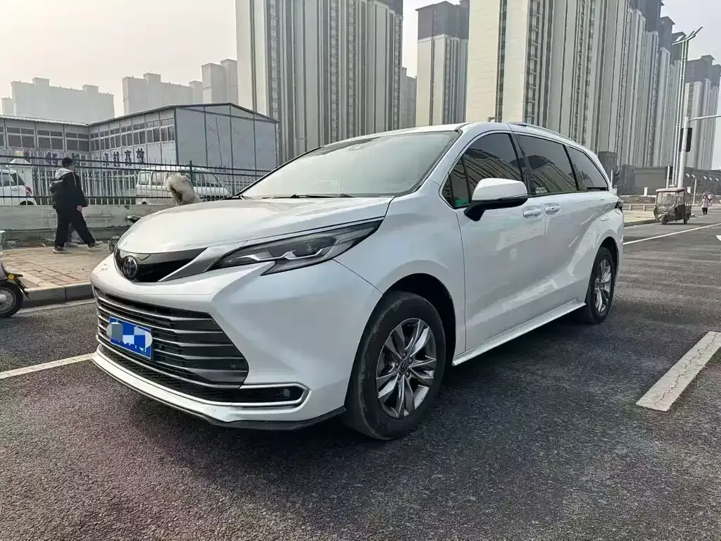 Toyota Sienna — фото 1