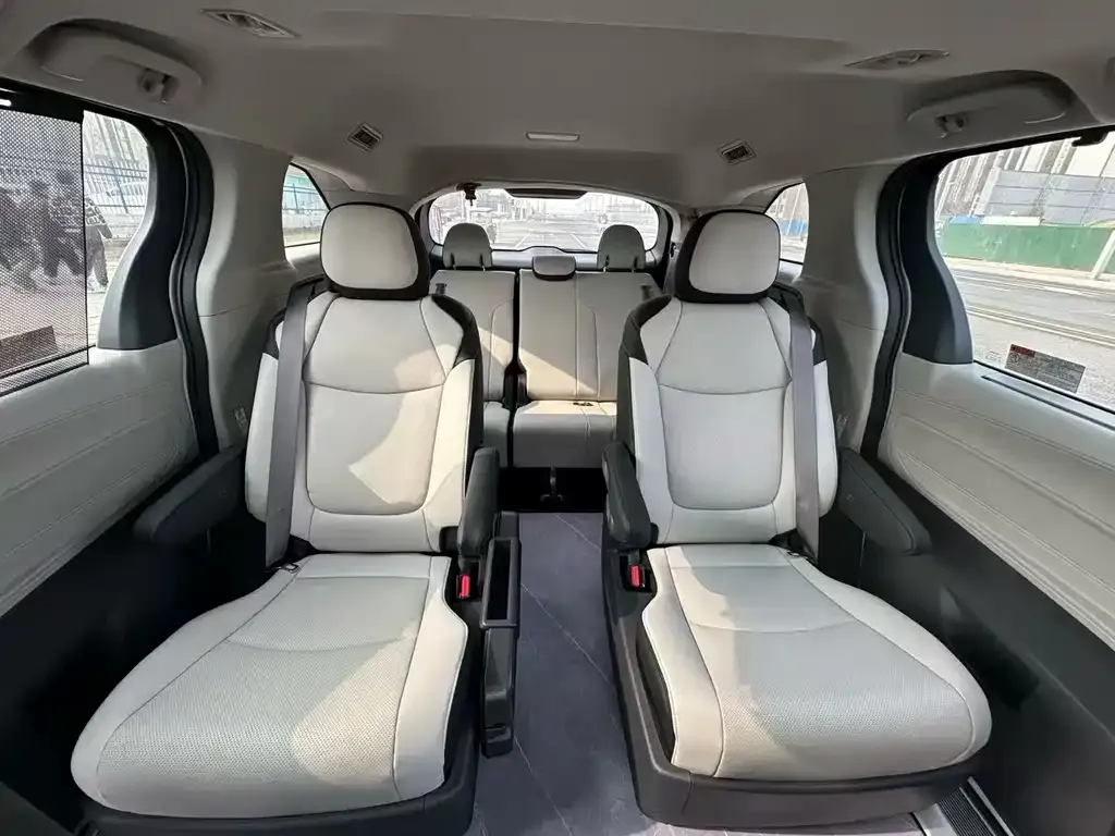Toyota Sienna — фото 6